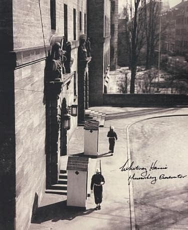 Уитни Харис подписа Нюрнберг процес 1945-46 на Втората световна Ч / Б 8x10 Снимка PSA #AD55332 - Редки снимки на военни трибунали с автограф обвинителей - Футболни снимки с авто