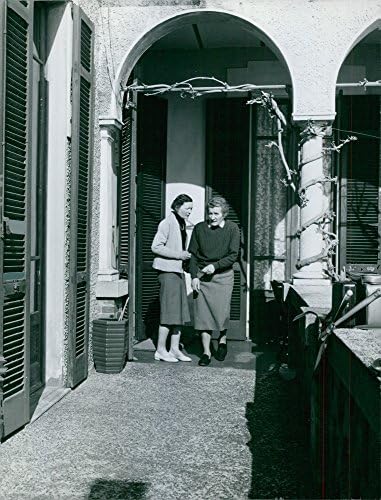 Реколта снимка Марги Бодтс и великата княгиня Олга Николаевна, които влизат заедно. 1960