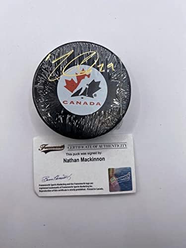 Логото на NATHAN MACKINNON Team Canada Avalanche с АВТОГРАФ Хокей на шайби Frameworth COA - за Миене на НХЛ