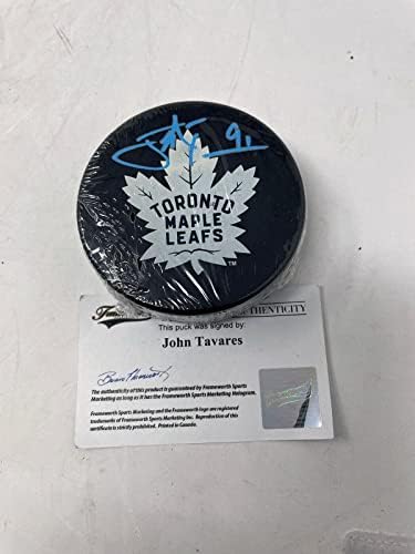 ДЖОН TAVARES С логото на Торонто Мейпъл Лийфс ПОДПИСА Автохоккейную шайбата Frameworth COA - за Миене на НХЛ с автограф