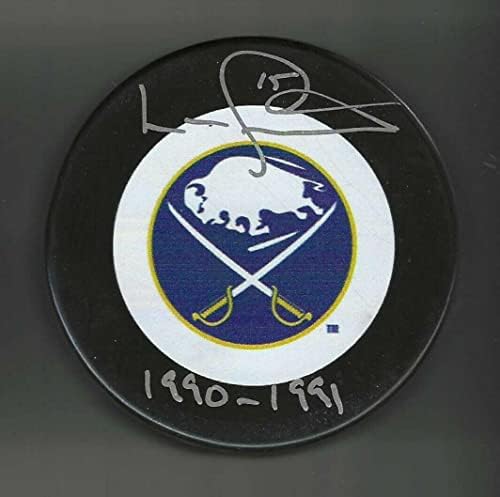 Лу Франческетти подписа шайбата от Бъфало Сейбърс - за Миене на НХЛ с автограф