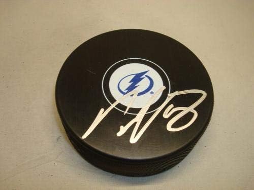 Ондрей Камари Подписа Хокей шайба Тампа Бей Светкавица с Автограф на PSA / DNA COA 1A - за Миене на НХЛ с автограф