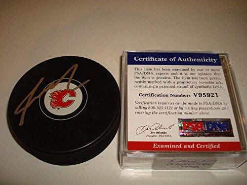 Шон Monaghan подписа хокей шайба Калгари Флеймс с автограф на PSA /DNA COA a - за Миене на НХЛ с автограф