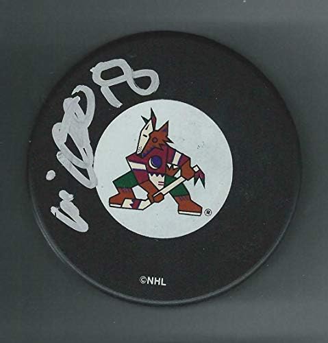 Мика Алатало подписа шайбата Финикс Койотс - за Миене на НХЛ с автограф