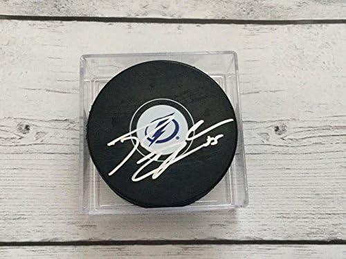 Брэйдон Кобърн подписа хокей шайба Тампа Бей Светкавица а - за Миене на НХЛ с автограф