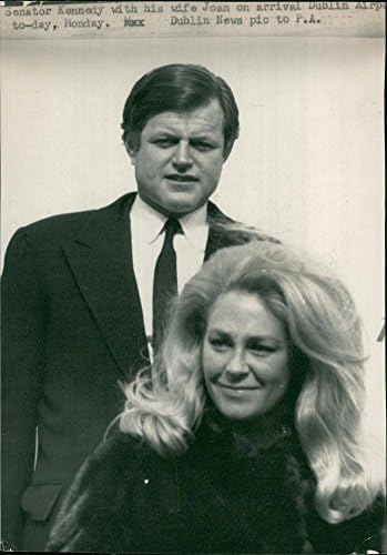 Реколта снимка сенатор Кенеди със съпругата си Джоан си при пристигане на летището в Дъблин